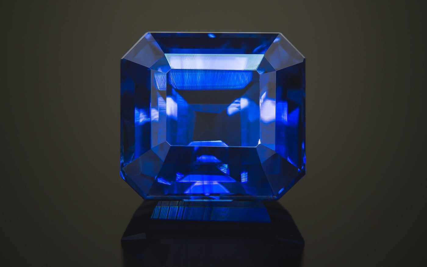 BESPOKE UNHEATED NATURAL FINE EARTH MINED BLUE  SAPPHIRE FOR COMPETTIVE BEST PRICE IN THE WORLD FROM YOUR TRUSTED SELLER WITH SECURE PAYMENT AND RETURN POLYCY WITH FREE INTERNATIONAL FREE AND FAST SHIPPING