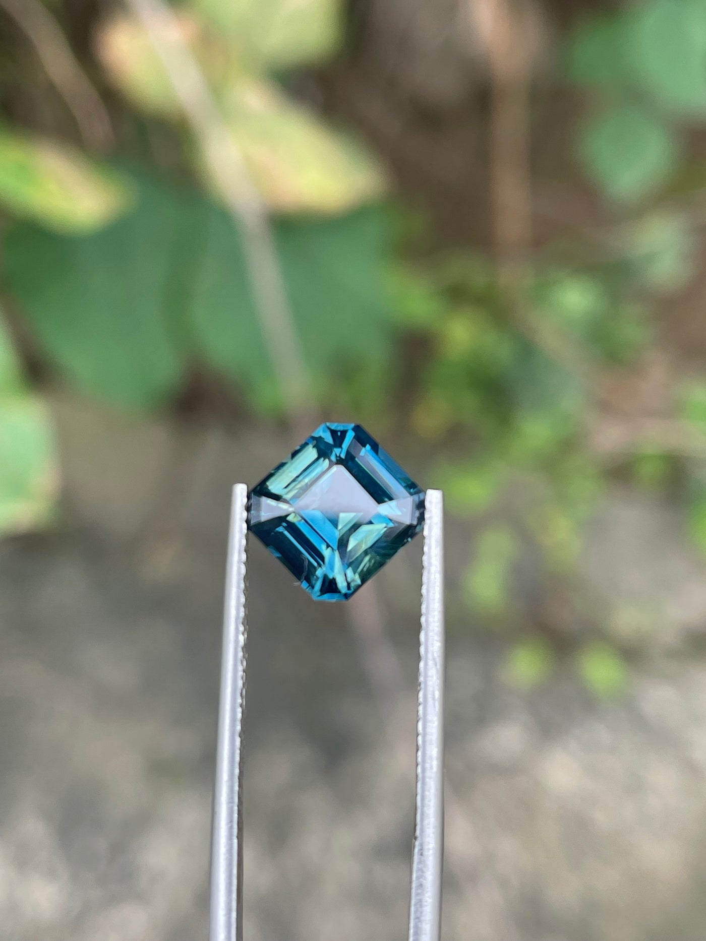 Teal Sapphire - 2.5CT - Round Brilliant    - 8.2 x7.8x5.9mm - Madagascar