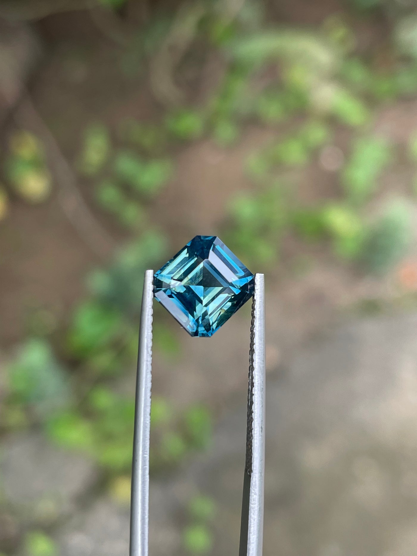 Teal Sapphire - 2.5CT - Round Brilliant    - 8.2 x7.8x5.9mm - Madagascar