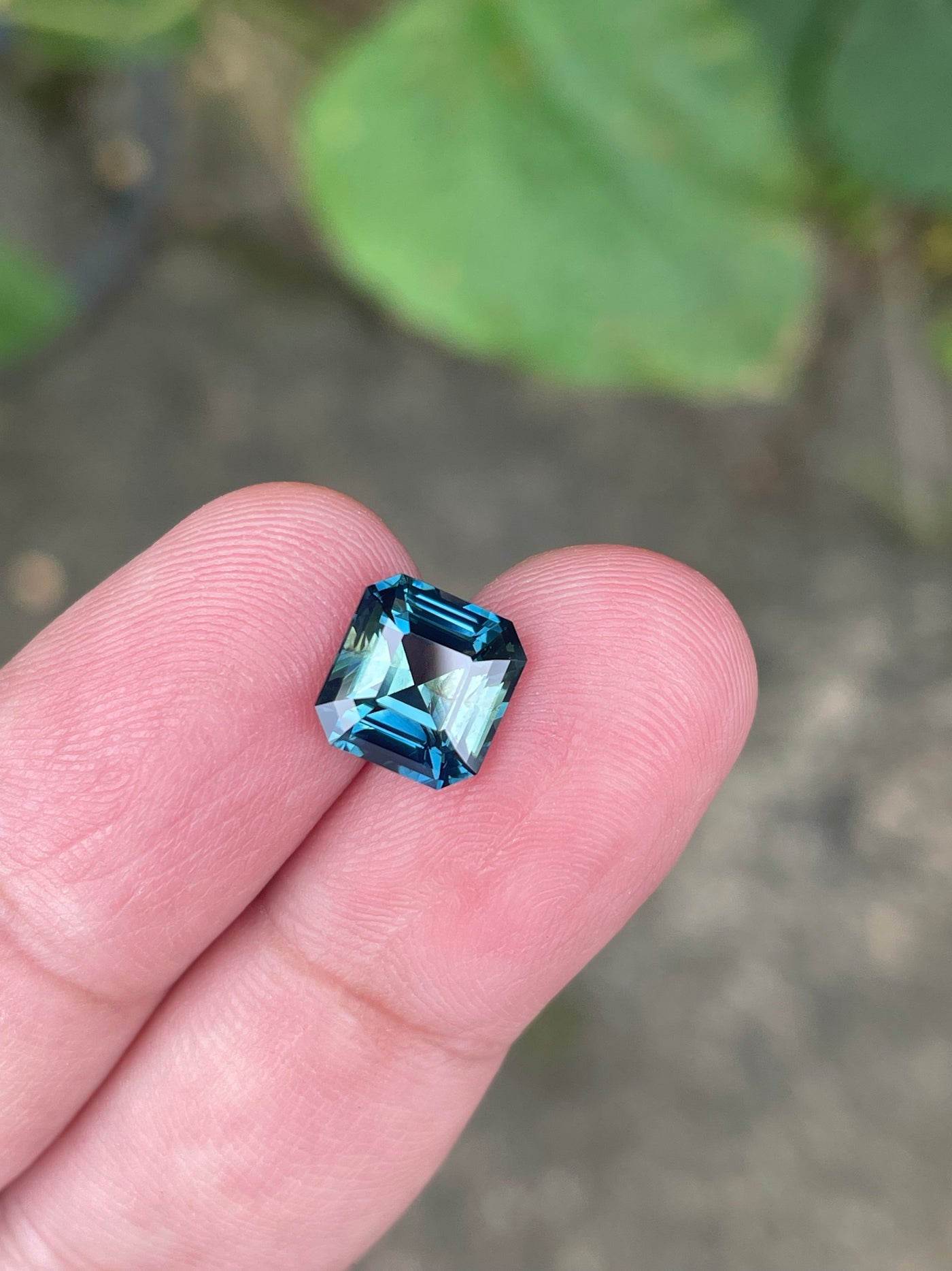 Teal Sapphire - 2.5CT - Round Brilliant    - 8.2 x7.8x5.9mm - Madagascar