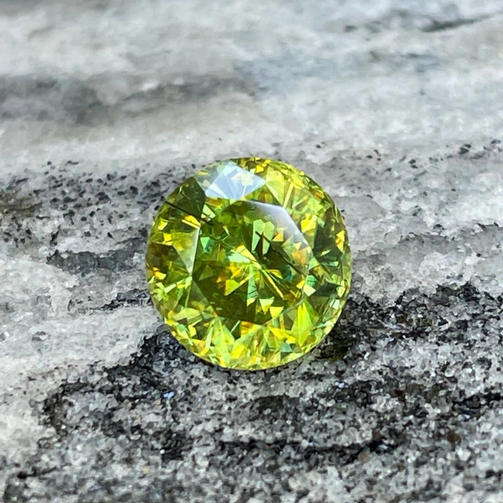 Natural Sphene l 2.1 CT 2.1 CT / Green / Natural Sphene GEMSTONES