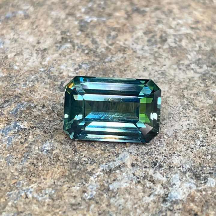 PARTI SAPPHIRE 4.76 CT 4.76 Ct / Blue l Green l Yellow / Natural Corundum Sapphire GEMSTONES