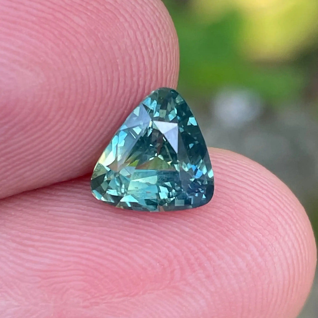 Parti Sapphire  2.10 Ct 2.10 Ct / Blue l Green l Yellow / Natural Corundum Sapphire GEMSTONES