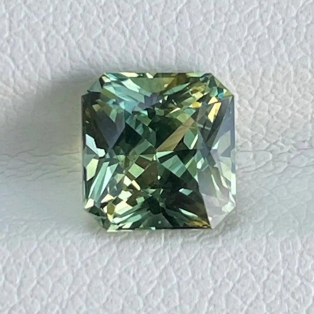 Parti Sapphire  2.29 Ct 2.29 Ct / Green l Yellow / Natural Corundum Sapphire GEMSTONES