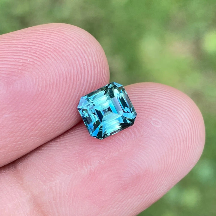 Parti Sapphire l 1.77 CT 1.77 CT / Blue l Green / Natural Corundum Sapphire GEMSTONES