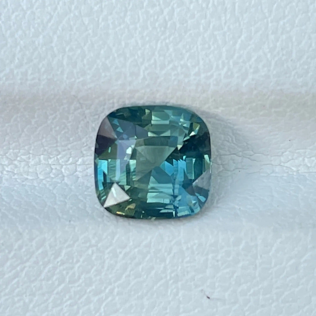 TEAL SAPPHIRE 1.72 CT 1.72 CT / Blue l Green / Natural Corundum Sapphire GEMSTONES