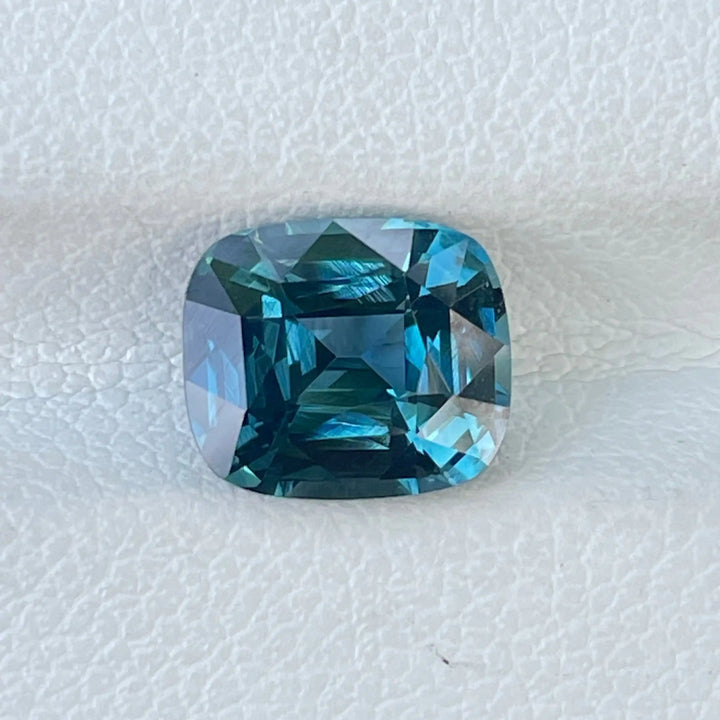 TEAL SAPPHIRE 2.53 CT 2.53 Ct / Green l Blue / Natural Corundum Sapphire GEMSTONES