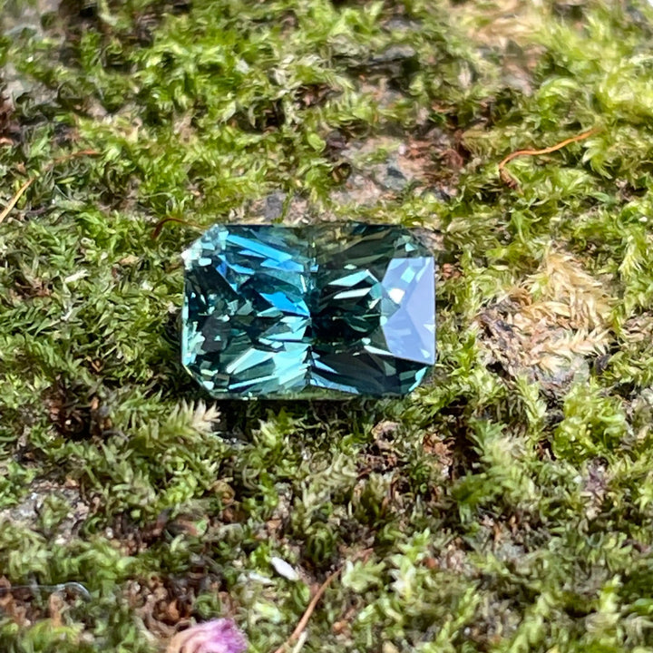 Teal Sapphire   1.55 Ct 1.55 Ct / Blue l Green / Natural Sapphire Crundum GEMSTONES