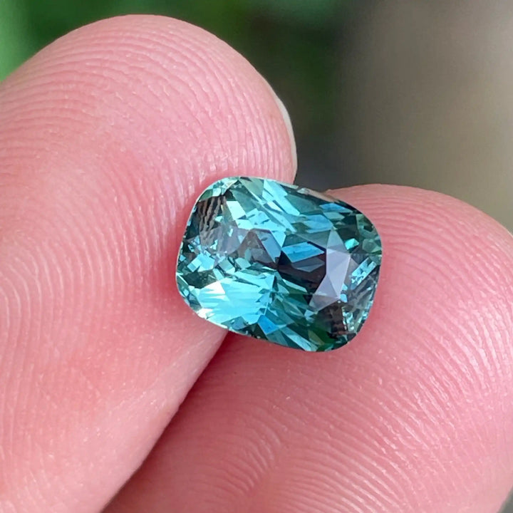 Teal Sapphire   2.05 Ct 2.05 Ct / Blue l Green / Natural Corundum Sapphire GEMSTONES