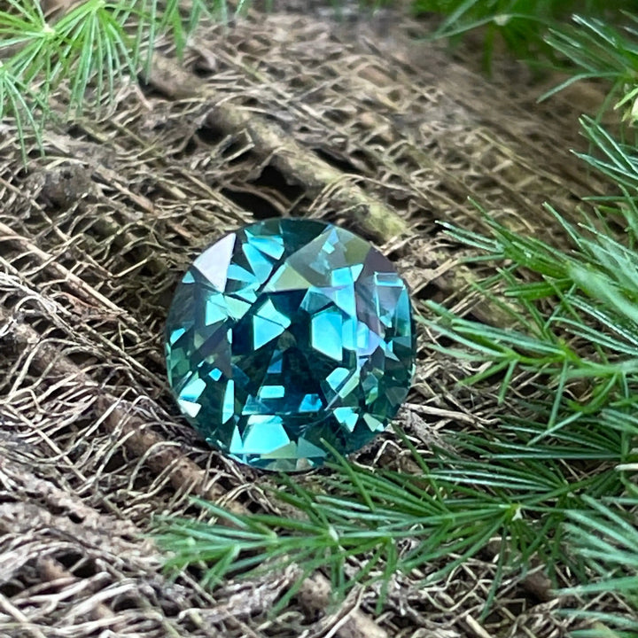 Teal Sapphire  2.60 Ct 2.6 Ct / Green l Blue GEMSTONES